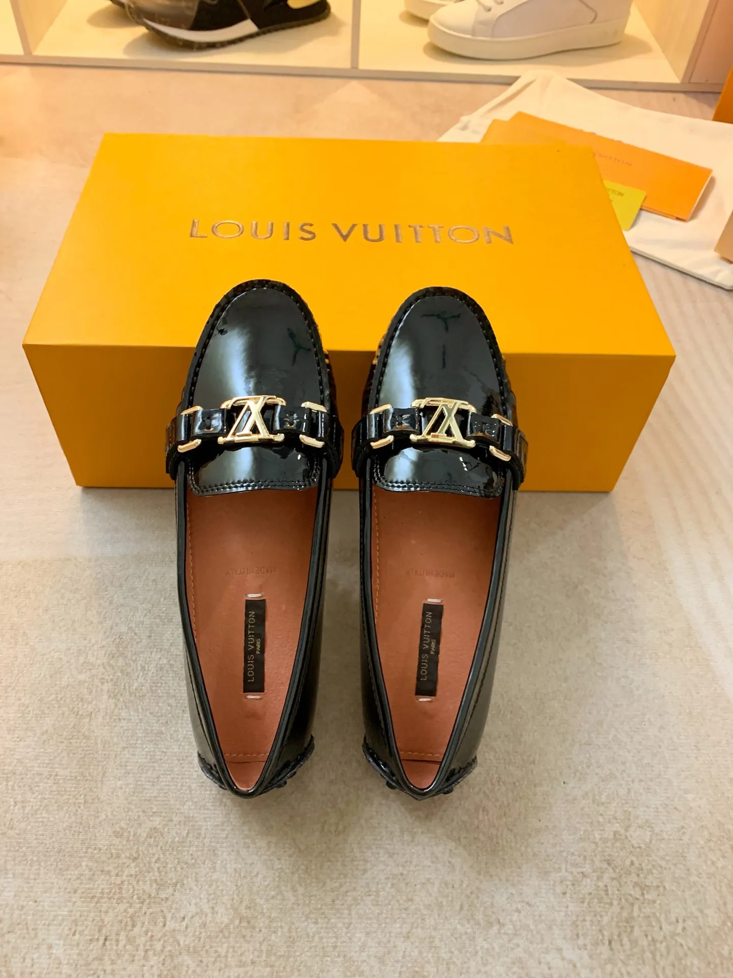 p460💰Couple model❤️🇫🇷 𝙇𝙤𝙪𝙞𝙨 𝙑𝙪𝙞𝙩𝙩𝙤𝙣 🇫🇷Louis Vuitton 2023 Classic𝓛𝓿 𝓣𝓻𝓪𝓲𝓷𝓮𝓻 Sports Series ➪➪➪¯ [Arizona Doudou Shoes Series] ▪️▪️▪️Arizona slip-on shoes are made of Monogram Eclipse canvas. Its hand-painted and dyed edges and hand-sewn uppers fully demonstrate Louis Vuitton's traditional shoemaking craftsmanship. This slip-on shoe is very lightweight. The integrated tongue and upper make it particularly comfortable and flexible. The soft outsole is equipped with rubber padding. Decorated with matching sash. Detailed features: ☑️Monogram Eclipse canvas ☑️Black Eclipse pattern ☑️Hand-painted shoe edges ☑️Hand-sewn uppers (each pair takes time to process) ☑️Integrated tongue and upper construction ☑️Outsole equipped with rubber lining ☑️size: 35_46